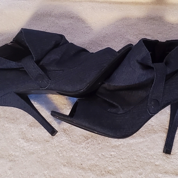 Blue Denim bootie. 4 inch heel size 9 - Picture 4 of 9